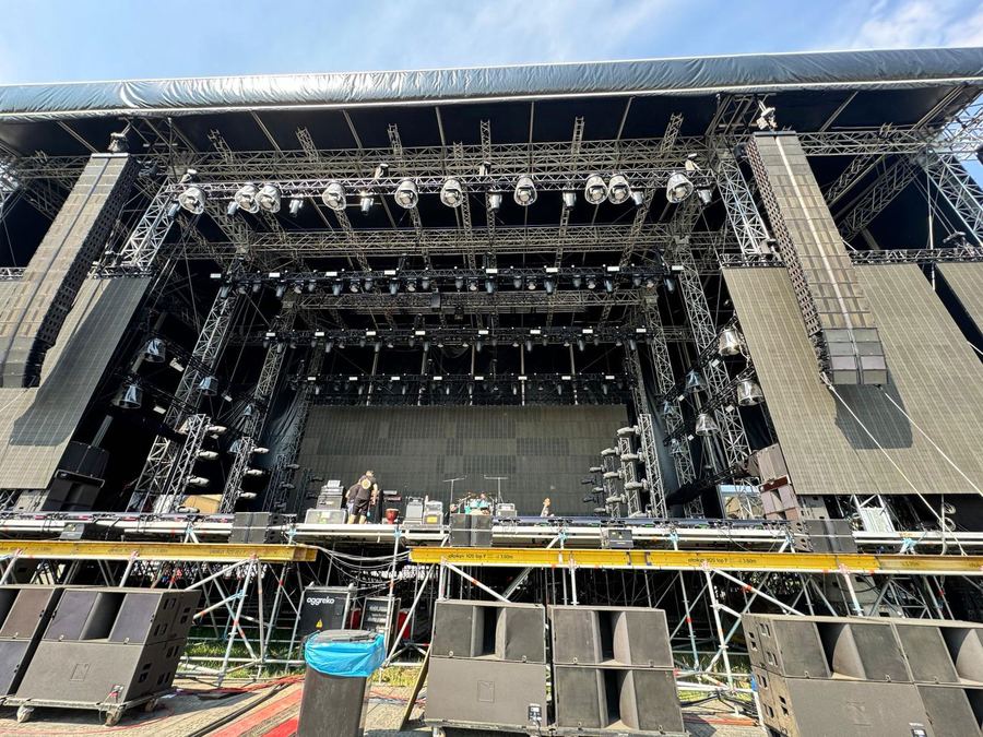 Festival mainstage with line array speakers and lighting rig